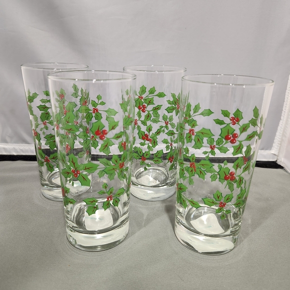 Other - Festive Holly Glass Tumblers 15.75 0z. - Set of 4